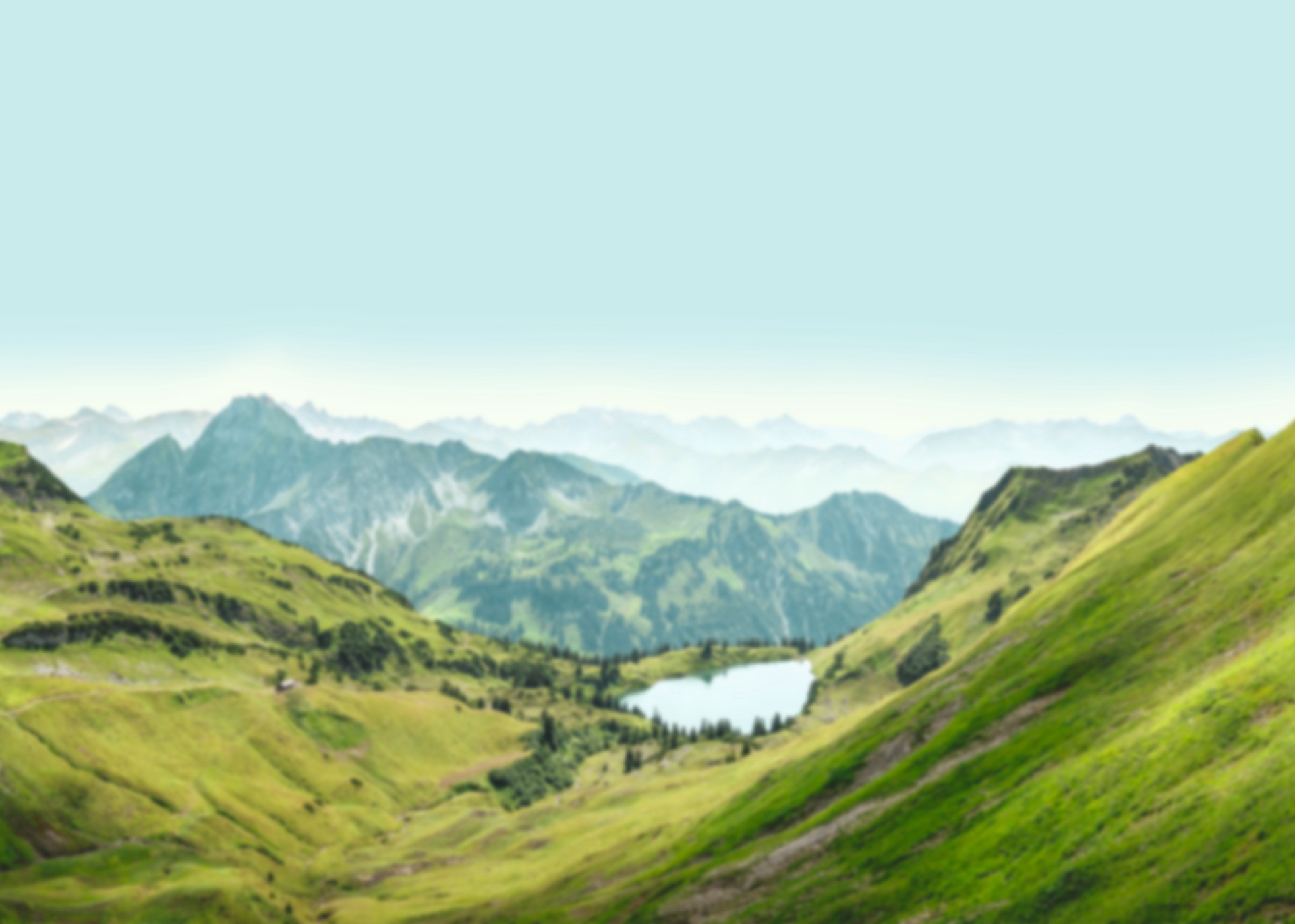 Panorama einer Landschaft mit grünen Wiesen und Bergen mit blauem Himmel
