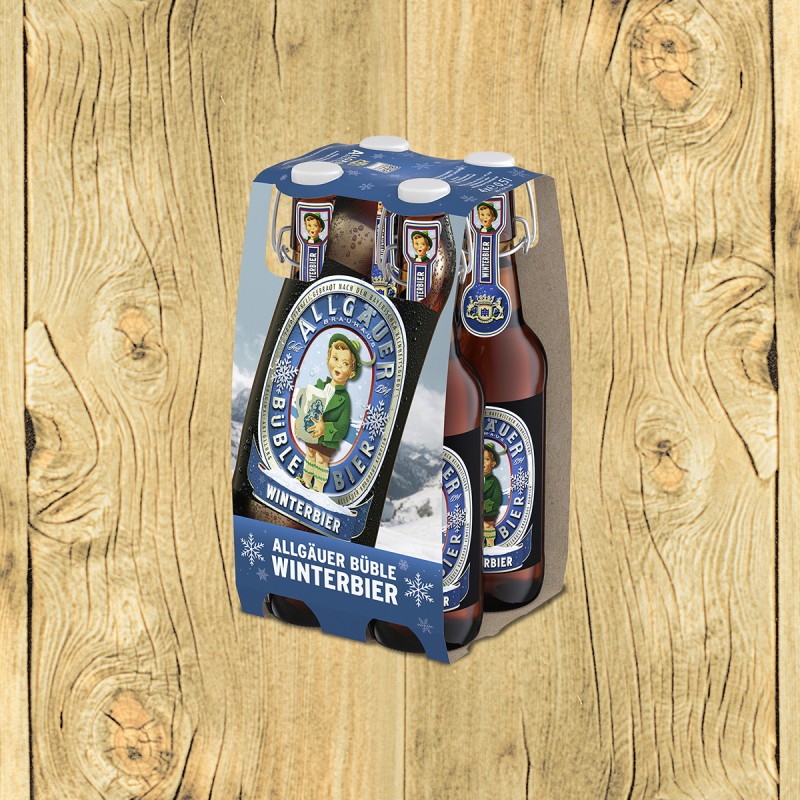 Vier Bügelflaschen in einem Viererträger mit einem Aufdruck Allgäuer Büble Winterbier, im Hintergrund Holzbretter.
