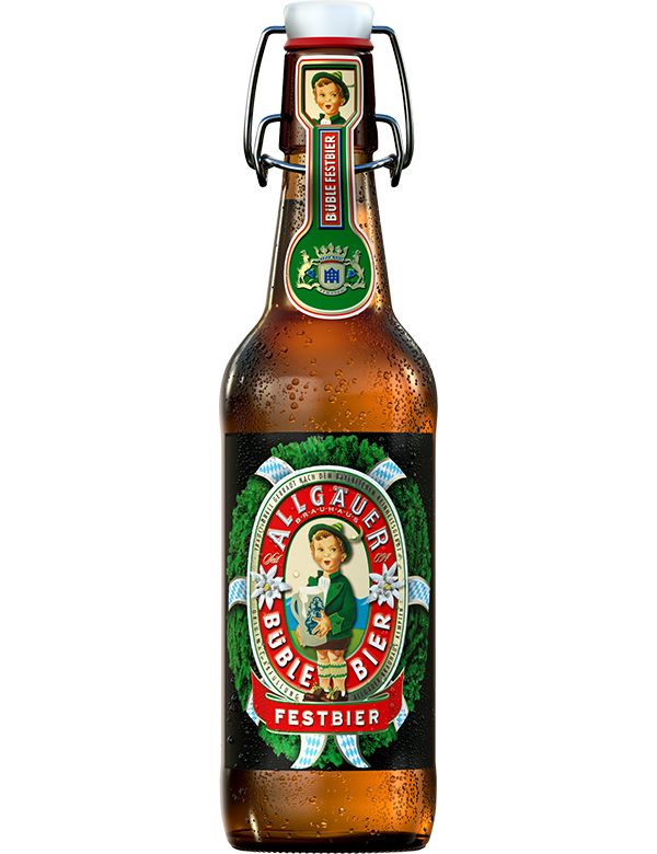 Eine verschlossene Bierflasche mit Tropfen auf dem Glas steht vor einem hellen Hintergrund.