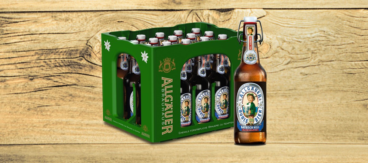 Ein Flasche Allgäuer Büble Bayrisch Hell steht neben einem Bierkasten.
