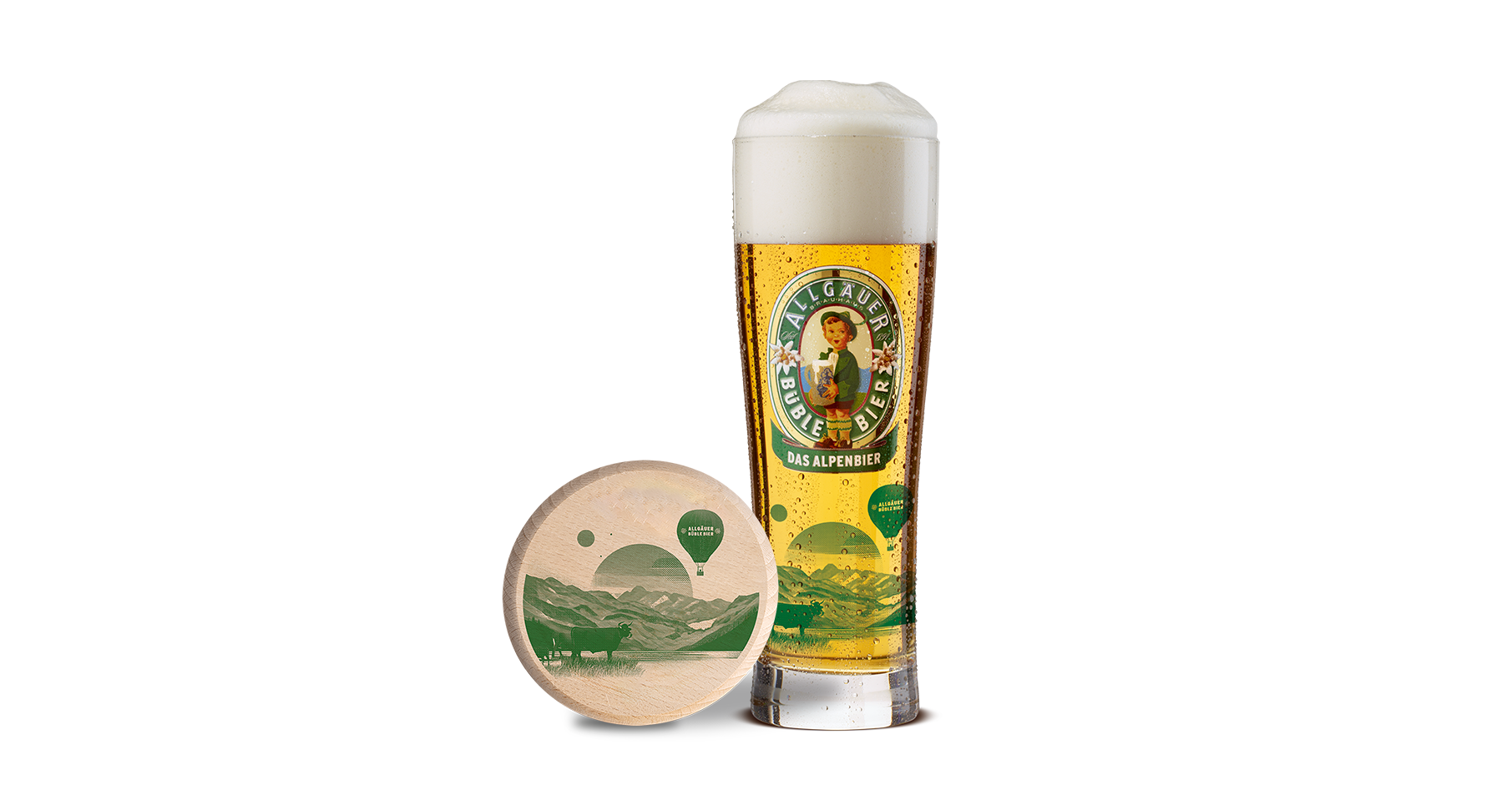 Ein betautes Allgäuer Büble Editionsglas, daneben eine Wespendeckel für Biergläser mit einer aufgedruckten Lanschaft.